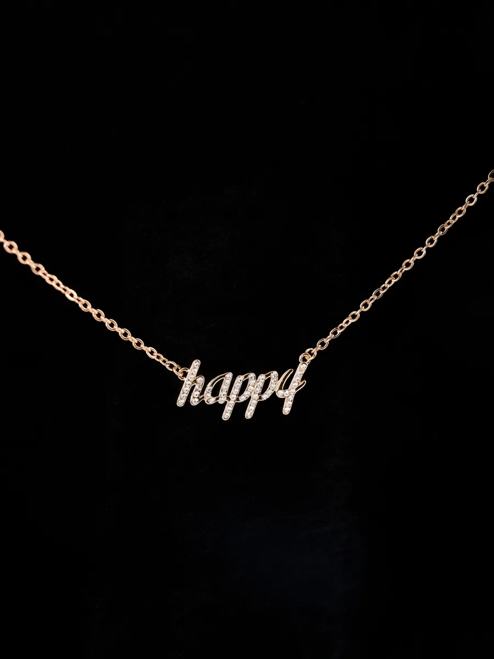 Тонкое колье-цепочка с подвеской-надписью Happy Счастливая со Swarovski в позолоте