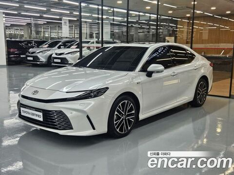 Toyota Camry 2.5 XLE Hybrid — 2025