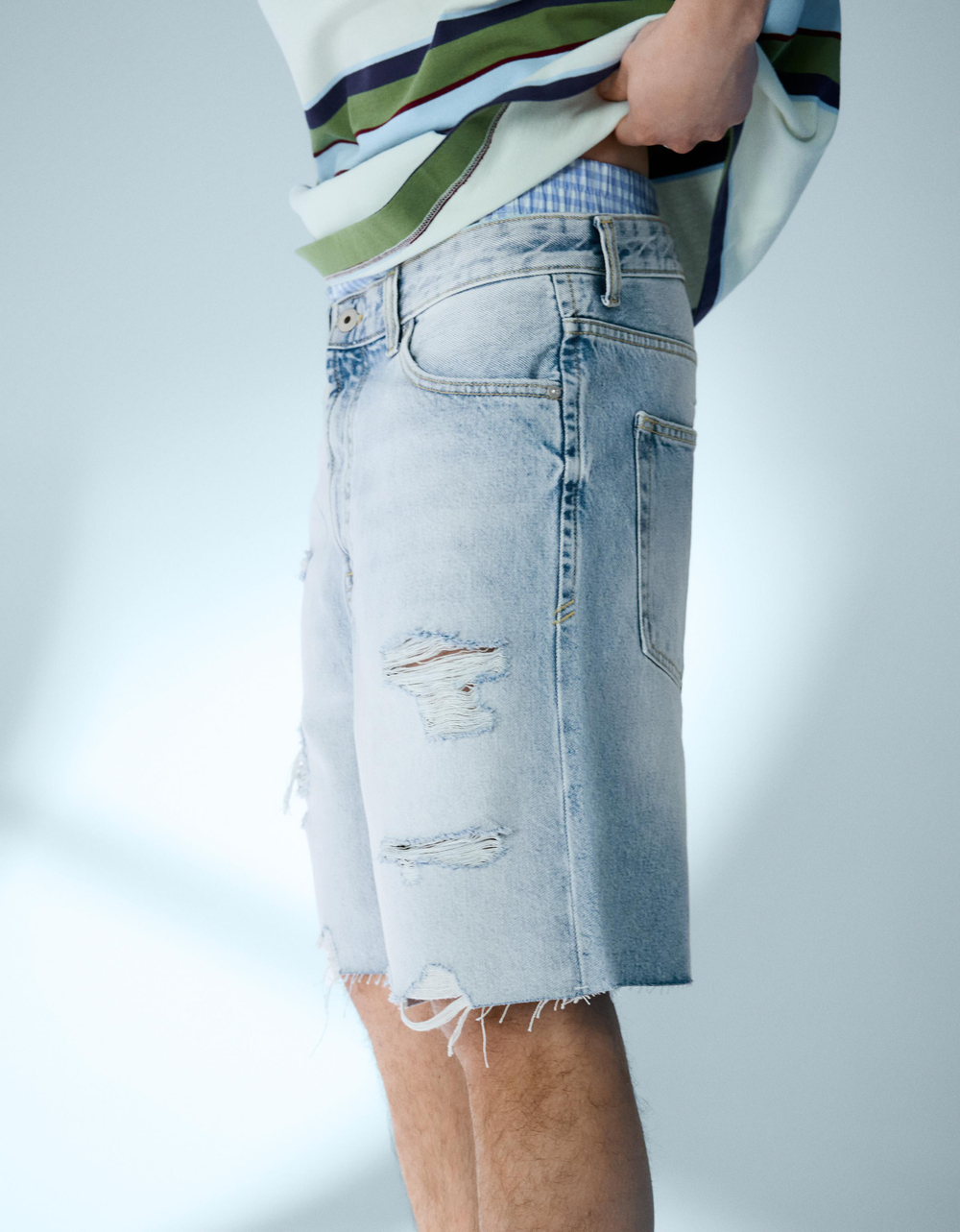 Мужские рваные джинсовые бермуды - BERSHKA