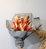 Съедобный букет с колбасками, сыром и черри
