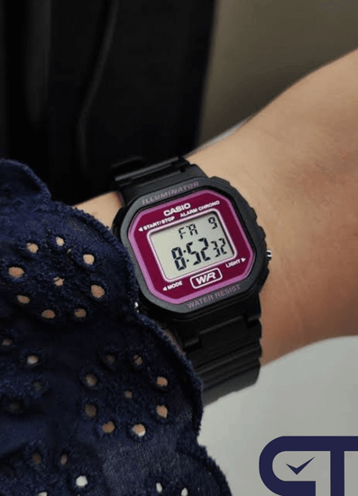 Casio LA-20WH-4A — женские цифровые часы с подсветкой и секундомером