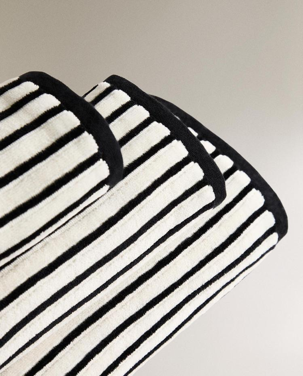 ZARA HOME БАННОЕ ПОЛОТЕНЦЕ ИЗ ВЕЛЮРА В ПОЛОСКУ, ПЕСОЧНЫЙ/ЧЕРНЫЙ
