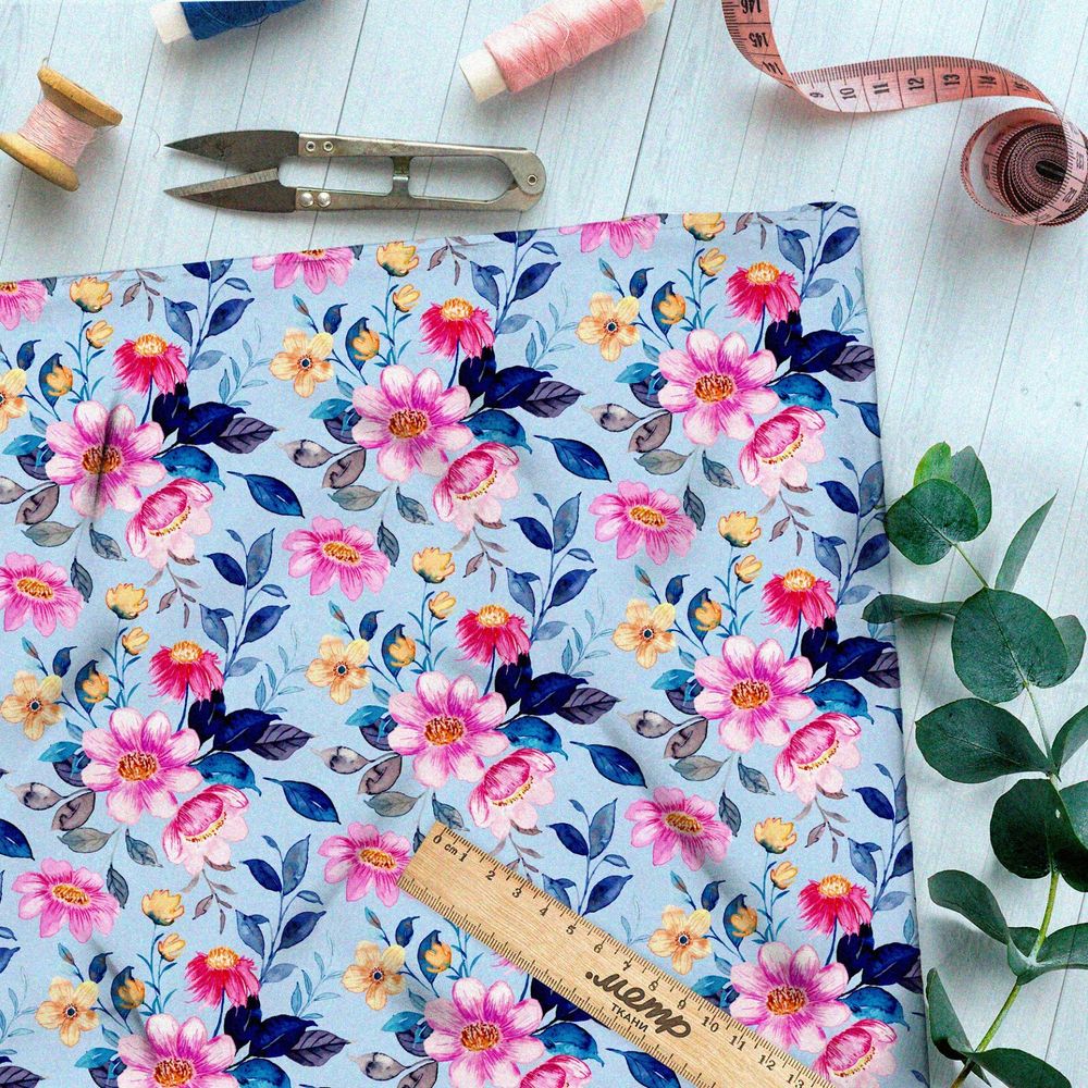 Ткань габардин насыщенные розовые ромашки на голубом фоне