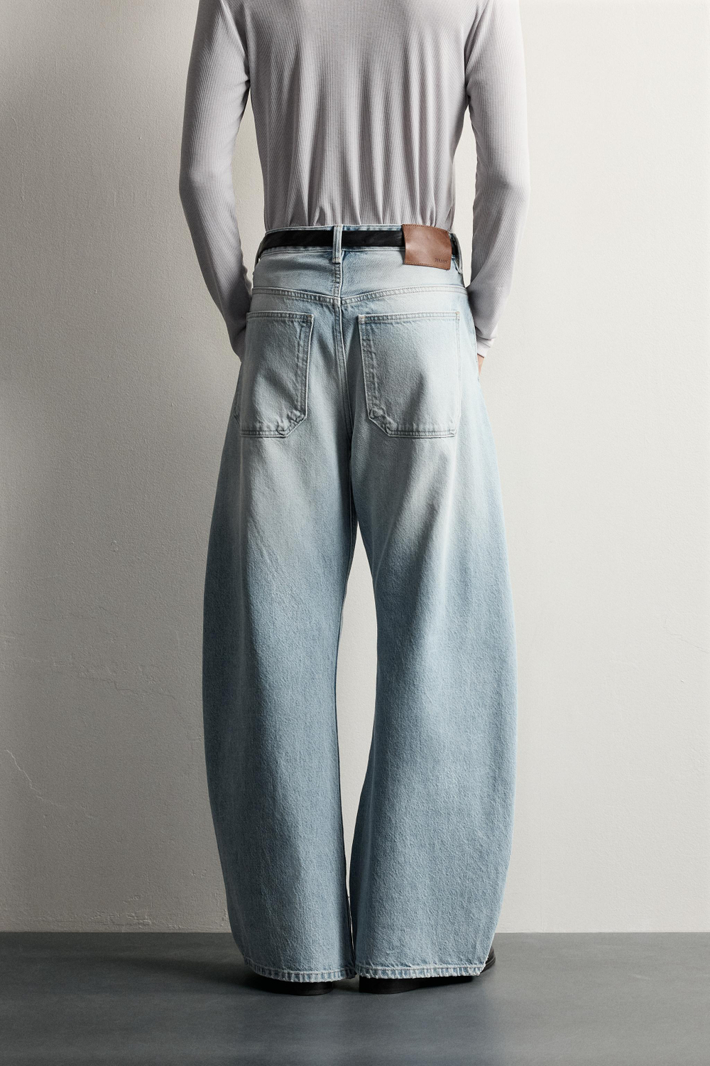 ДЖИНСЫ LOOSE BARREL FIT — ZARA