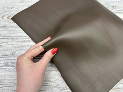 Кожа Vacchetta Prima Grey Oliva в руках