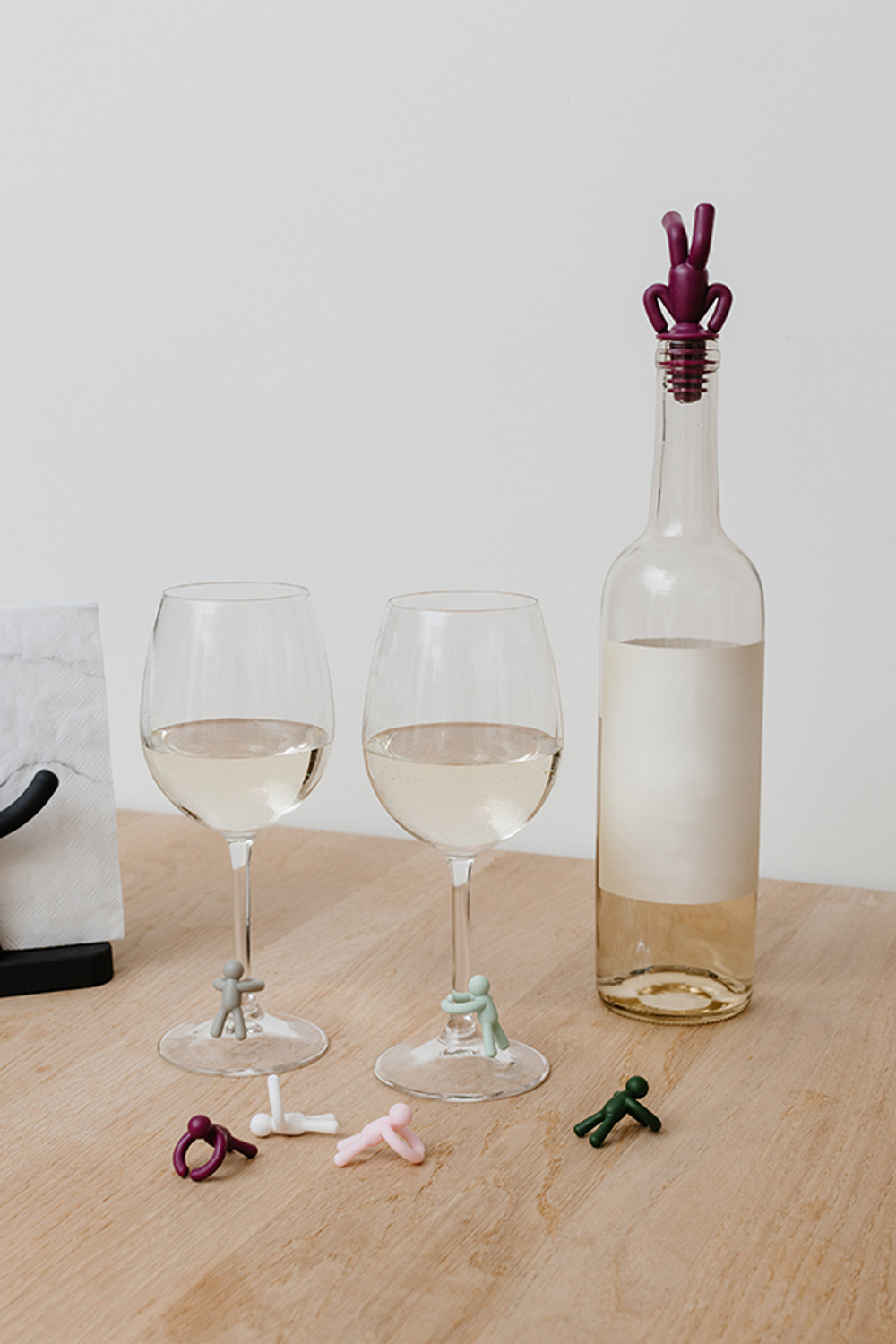 Пробка для бутылки и маркеры для бокалов drinking buddy