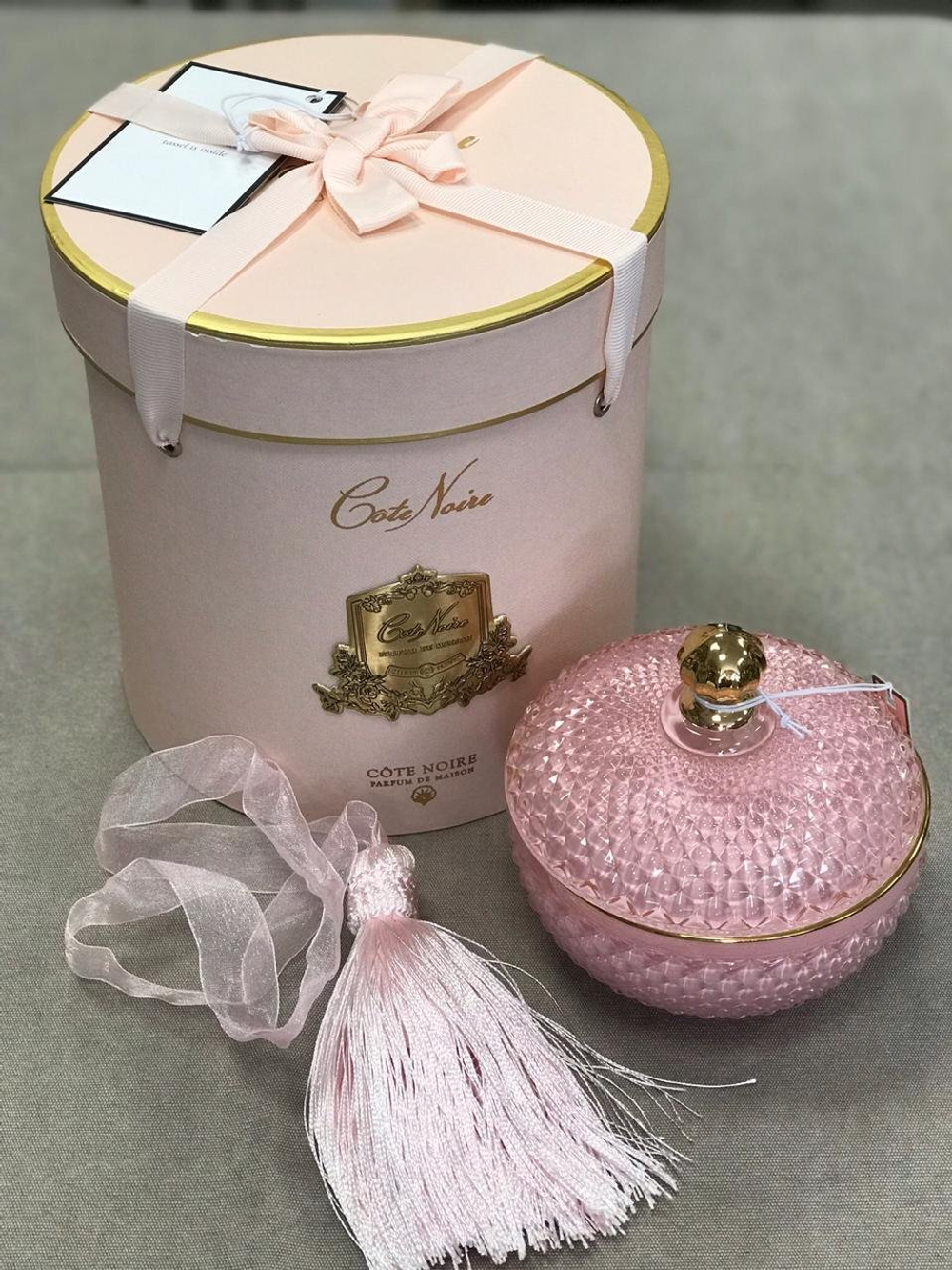 Свеча ароматическая Pink Round Art Deco Cote Noire Розовый