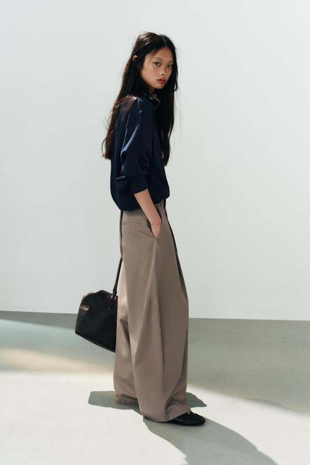 ZARA БРЮКИ С АСИММЕТРИЧНОЙ ТАЛИЕЙ И ЗАЩИПАМИ, СЕРО-КОРИЧНЕВЫЙ
