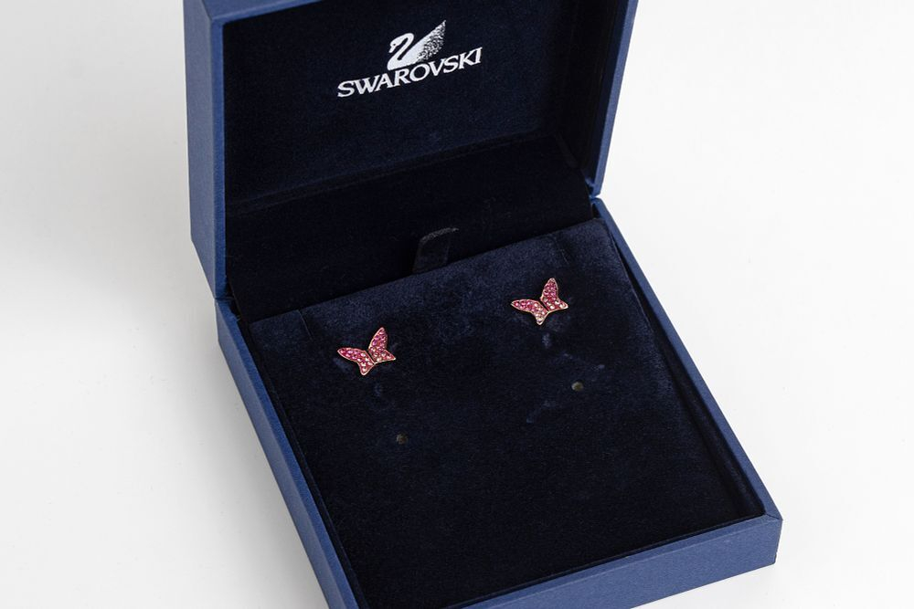 Комплект из трех ассиметричных серег Swarovski на пусетах с бабочками