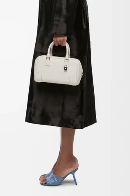 Loewe Сумка Amazona 23 из мягкой зернистой телячьей кожи, экрю