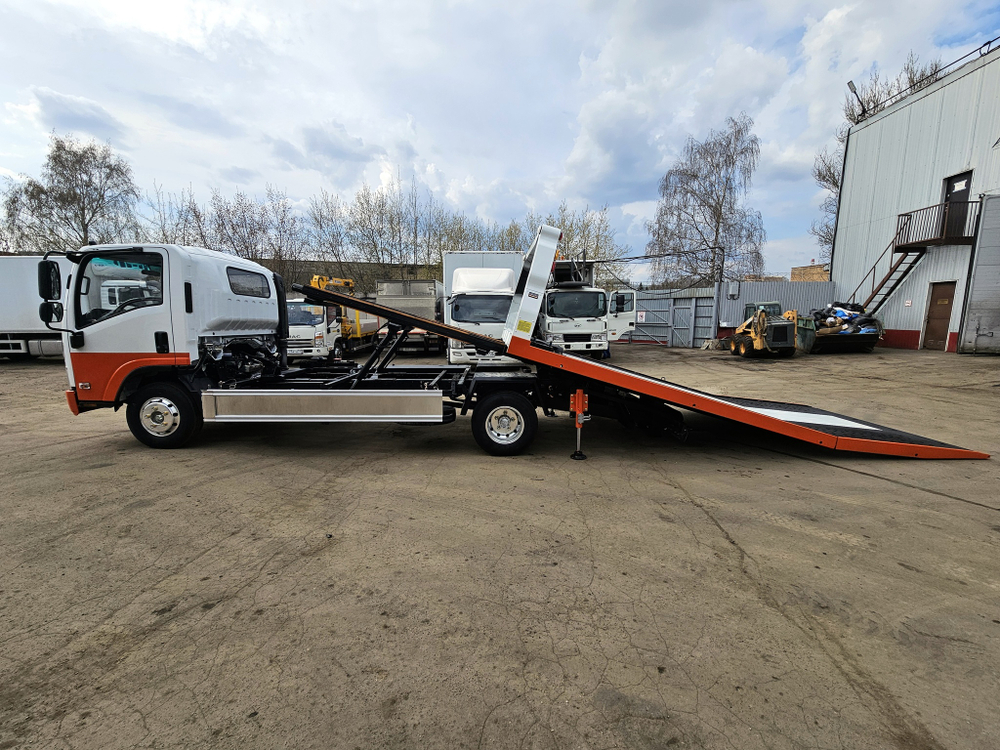 ISUZU ELF 4.5 т. эвакуатор со сдвижной платформой вид сбоку