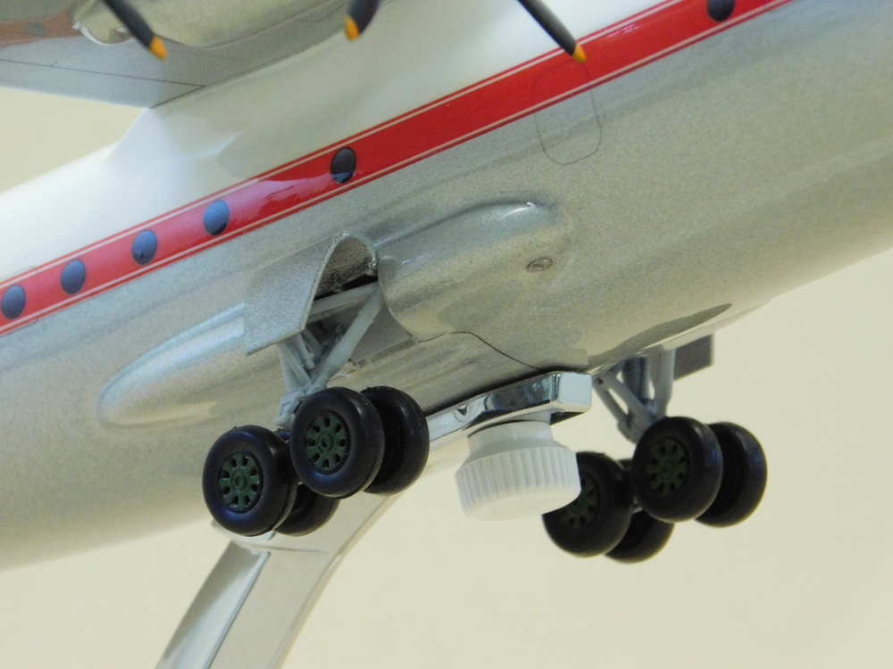 Модель самолета Ан-10А (М1:100, Аэрофлот СССР-11185) с шасси