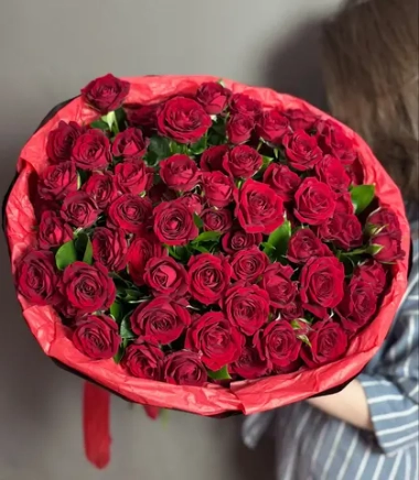 Букет из 21 красных кустовых роз
