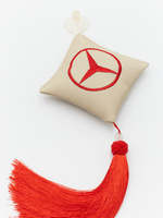 Ромб объемный на присоске MERCEDES (экокожа, бежевый, красная вышивка, кисть)