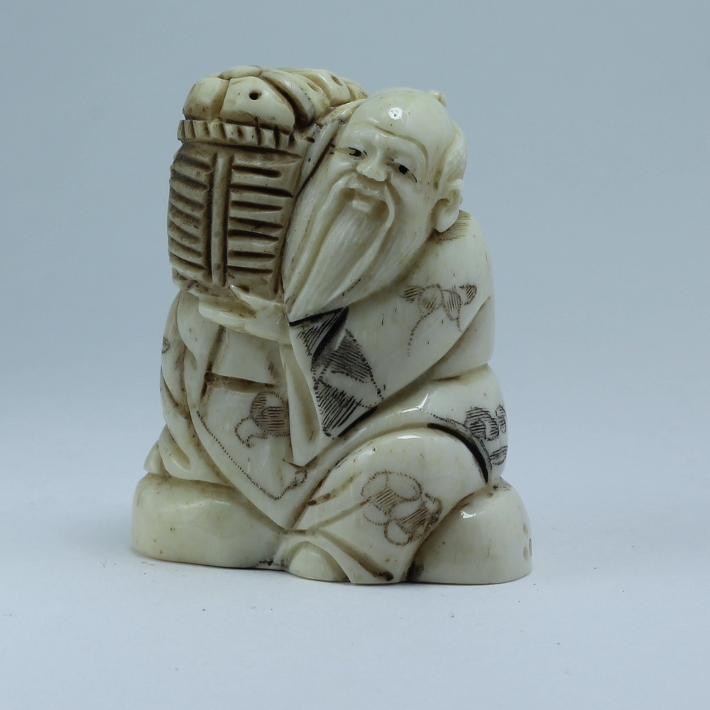 Нэцкэ Монах с корзиной рыбы
