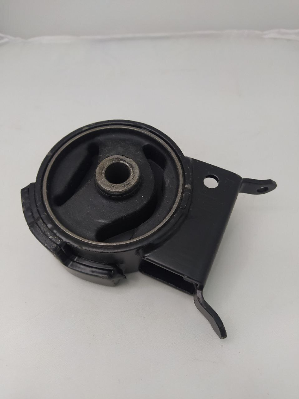 Опора двигателя левая 1016000634 Geely MK, MK Cross, GC6