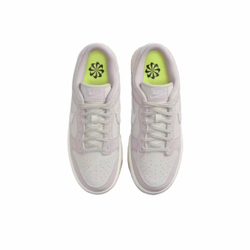 alt="Текстура кракелюра на коже Nike Dunk Low Platinum Violet FN6345-001 крупным планом"