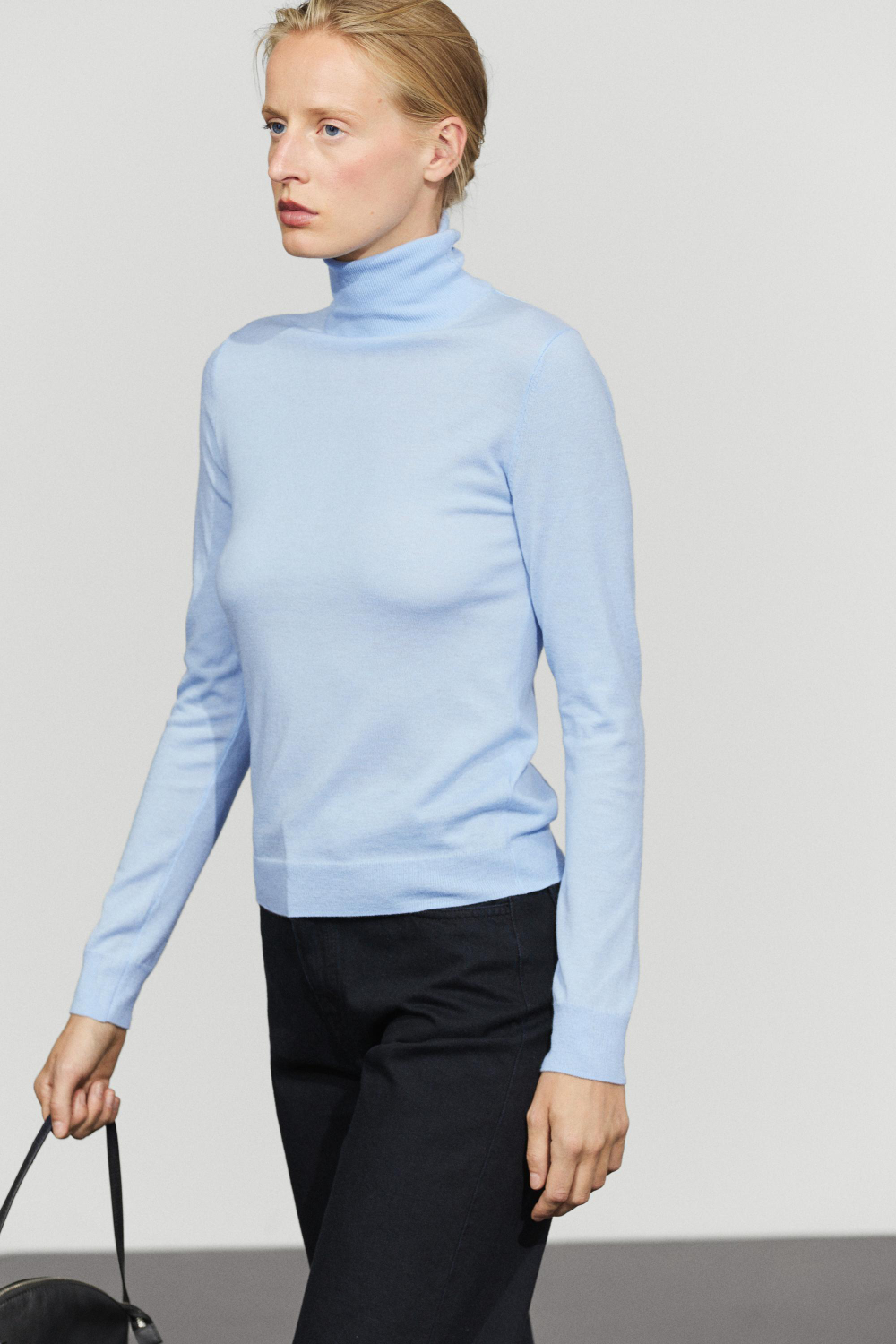 Massimo Dutti Свитер из смесовой шерсти с высоким воротником, небесно-голубой