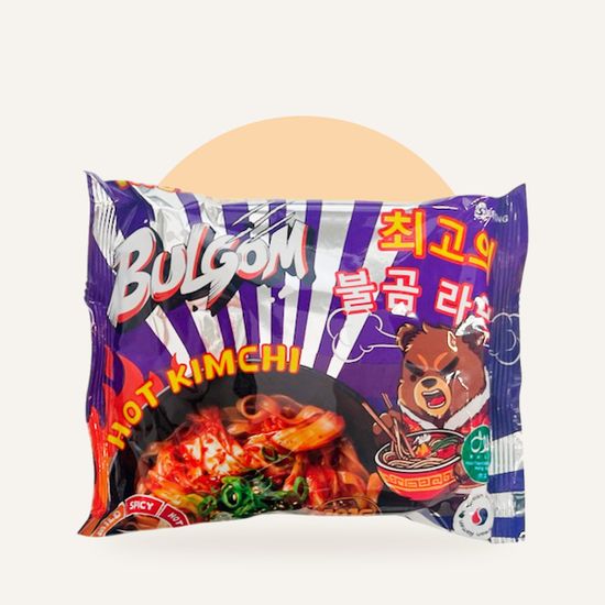 Лапша BULGOM Hot Kimchi 101 г — упаковка на фирменном фоне OH MY GEEK
