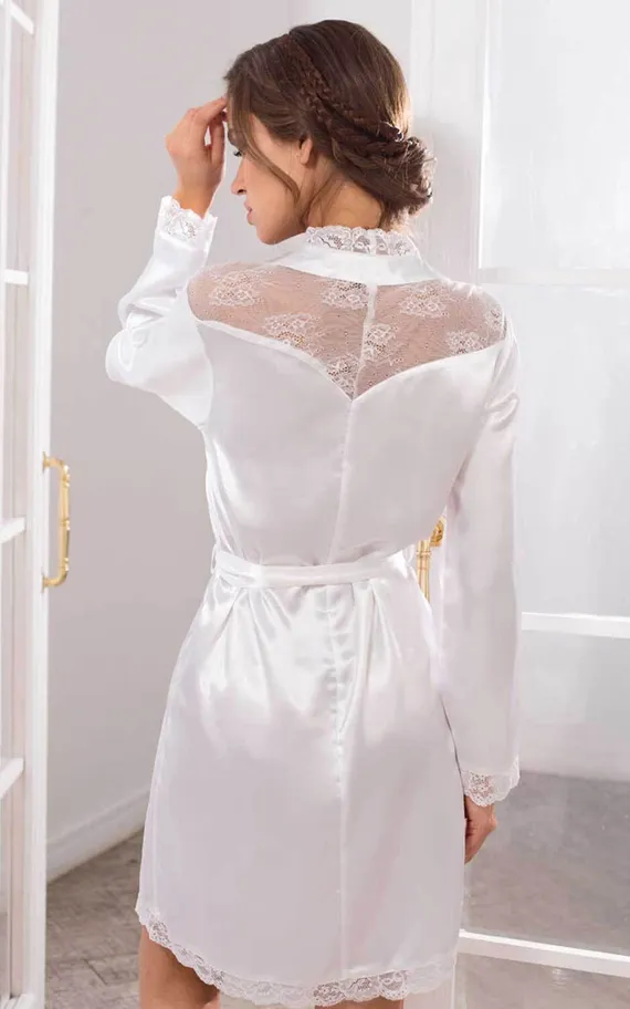 Lady in white 17253