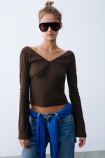 ФУТБОЛКА В РУБЧИК С V-ОБРАЗНЫМ ВЫРЕЗОМ — ZARA