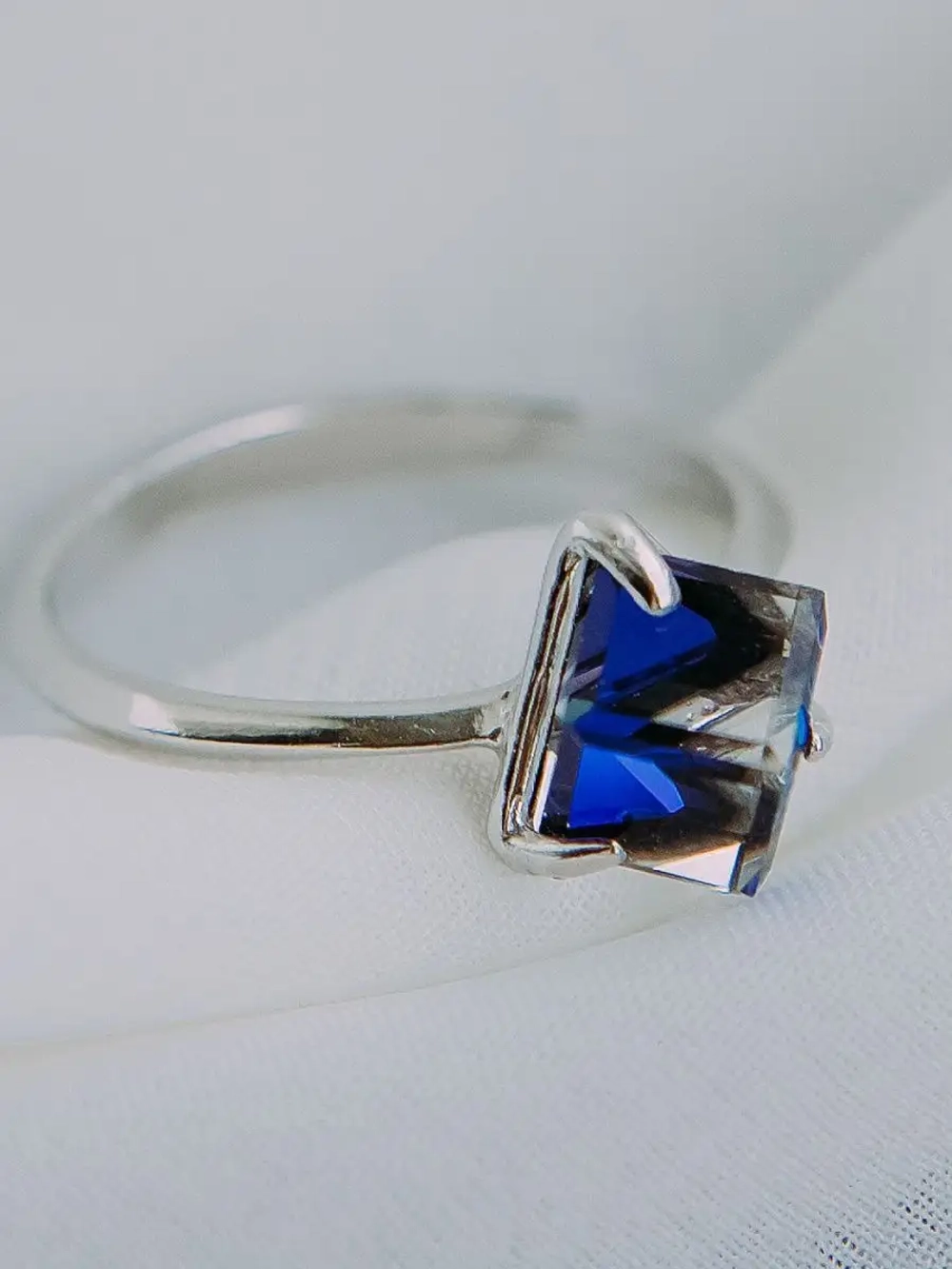 Кольцо Миражи тонкое с синим кристаллом Swarovski