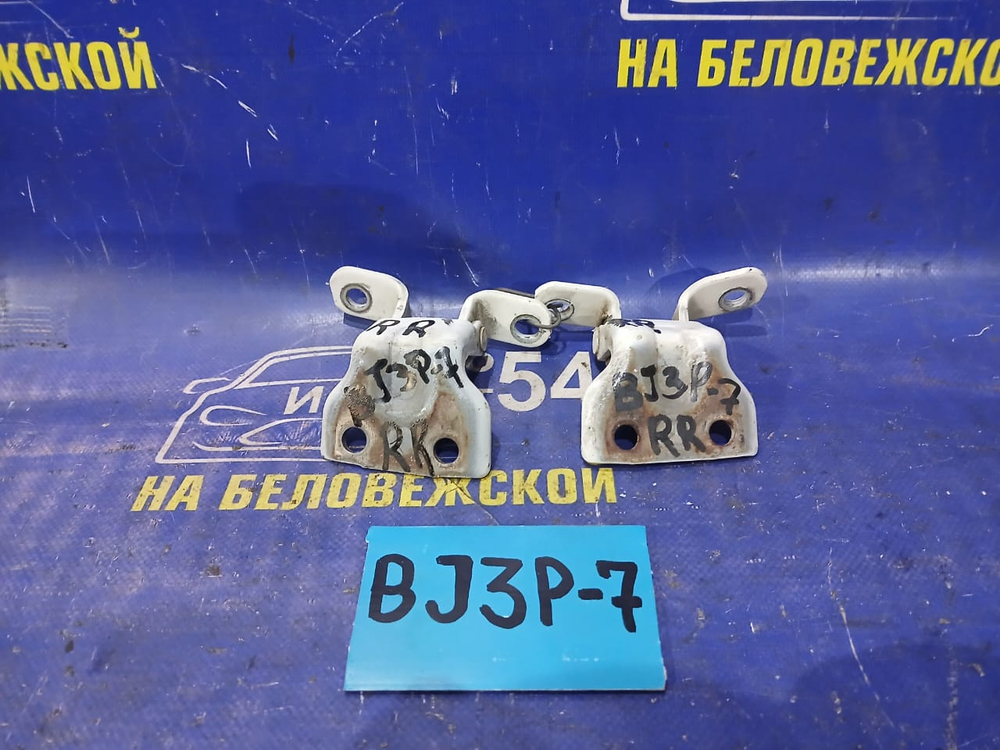 Петля двери задней правой MAZDA FAMILIA 2001
