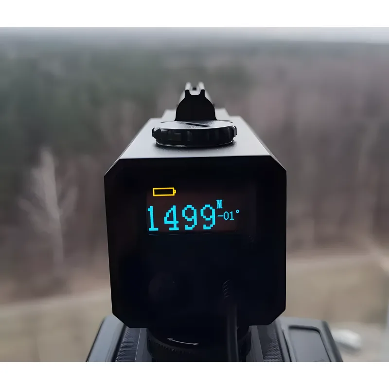 Дальномер Sturman LE-032 ночной с ЛЦУ - включенный OLED-дисплей с показаниями измерений