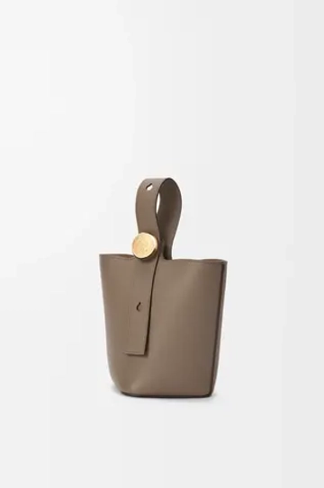 Loewe Мини-сумка-ведро Pebble из мягкой зернистой телячьей кожи, серо-коричневый
