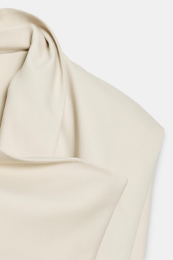 ZARA КОРОТКИЙ КОМБИНЕЗОН С ПОДПЛЕЧНИКАМИ И ПОЯСОМ, ЦВЕТ ПЕНЬКИ
