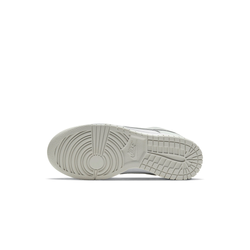 alt="Белая промежуточная подошва и серая резиновая подошва Nike Dunk Low WMNS Photon Dust"
