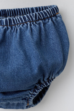 ZARA ДЖИНСОВЫЙ САРАФАН С ВОЛАНАМИ И ТРУСЫ, ВЫЦВЕТШИЙ СИНИЙ