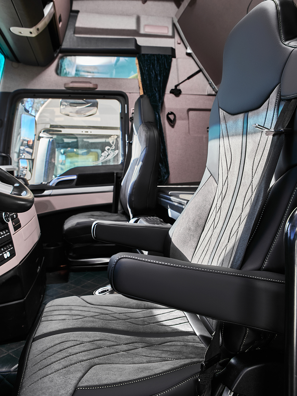 Чехлы Люкс MAN TGX до 2021 года (экокожа, черный, серая вставка)