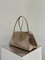 Женская сумка The Row Margaux Shoulder 12 — бежевая — фото 2