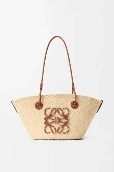 Loewe Маленькая плетеная сумка Anagram из пальмового волокна и телячьей кожи, натуральный/коричневый
