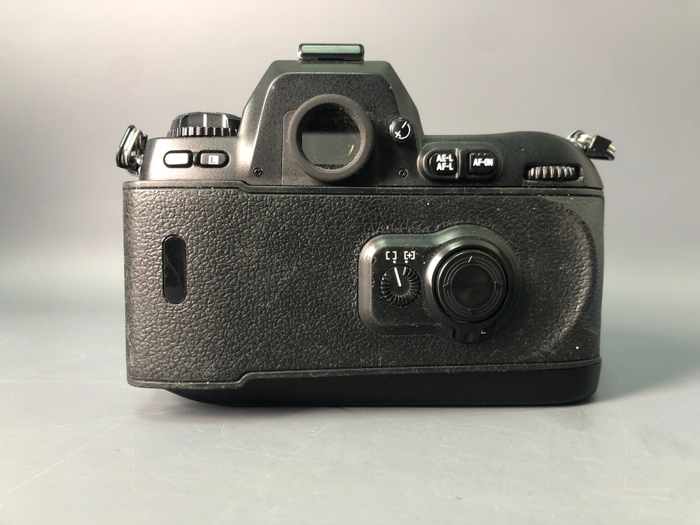 Nikon F100, сломан фиксатор задней крышки.