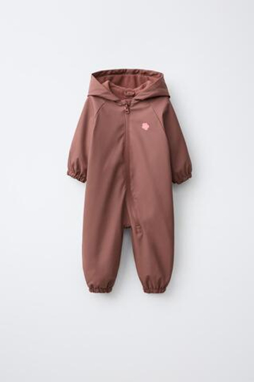 ZARA ПРОРЕЗИНЕННЫЙ КОМБИНЕЗОН WATER RESISTANT С ЦВЕТОЧНЫМ ПРИНТОМ, СЛИВОВЫЙ