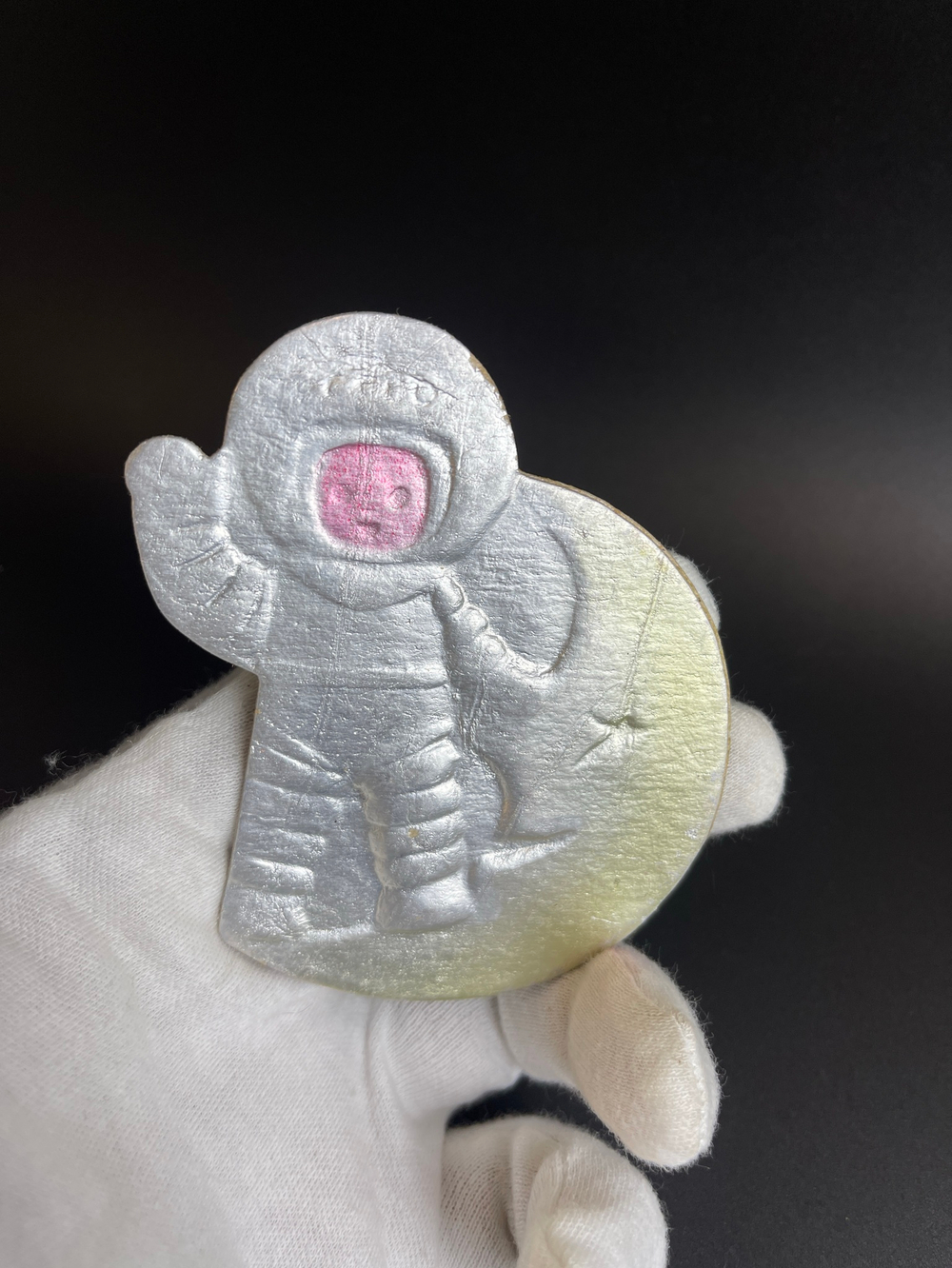 Ёлочная игрушка картонаж "Космонавт на луне", винтажная старинная картонная игрушка СССР 1940-1960 гг