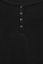 ФУТБОЛКА С ПУГОВИЦАМИ — ZARA