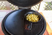 Сковорода двусторонняя чугунная полукруглая для керамического гриля Kamado Joe Big Joe (1 шт.)