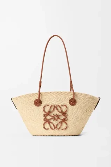 Loewe Маленькая плетеная сумка Anagram из пальмового волокна и телячьей кожи, натуральный/коричневый