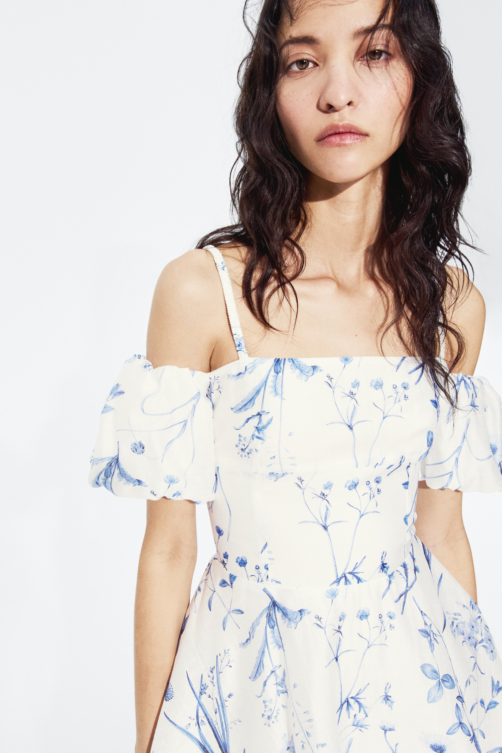 Платье из смеси льна с вырезами на плечах - H&M
