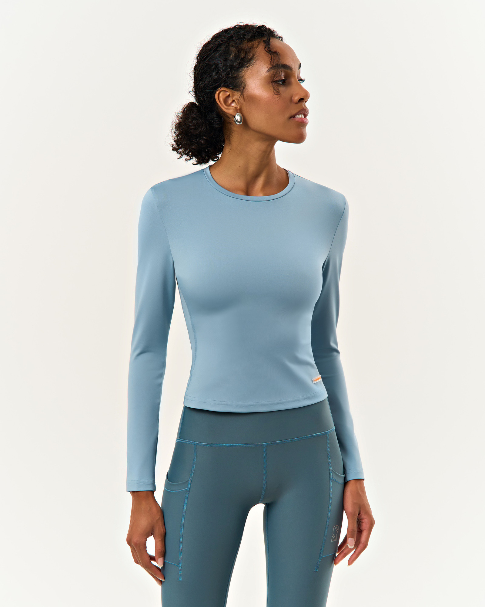 Образ для зала: серо-голубой лонгслив и леггинсы
