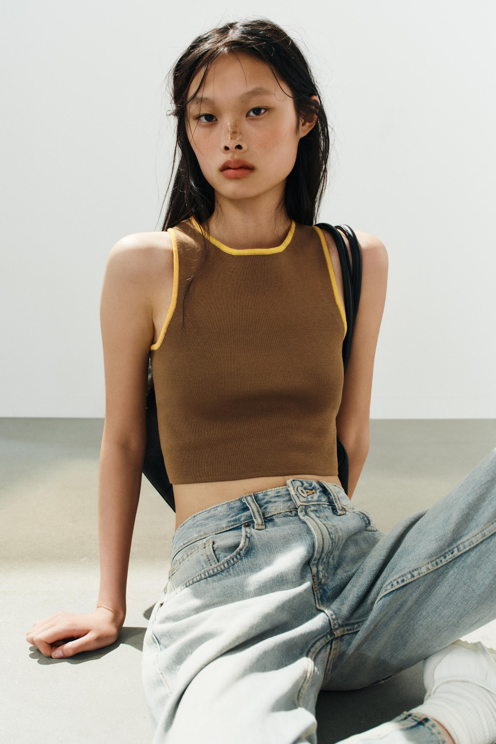 ZARA УКОРОЧЕННЫЙ ТОП С КОНТРАСТНОЙ ОТДЕЛКОЙ, СВЕТЛО-БЕЖЕВЫЙ