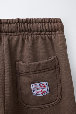 ZARA БРЮКИ BARREL ИЗ МЯГКОЙ ТКАНИ С НАШИВКОЙ, КОРИЧНЕВЫЙ