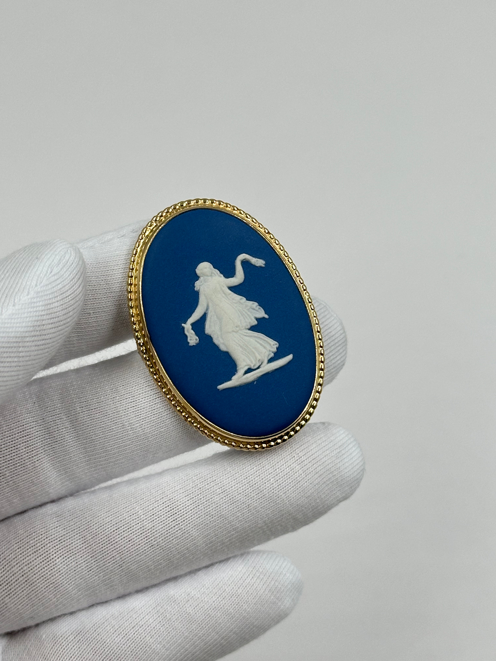 Брошь Wedgwood синяя
