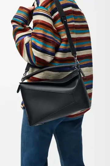 Loewe Сумка среднего размера Puzzle Edge из классической телячьей кожи, черный