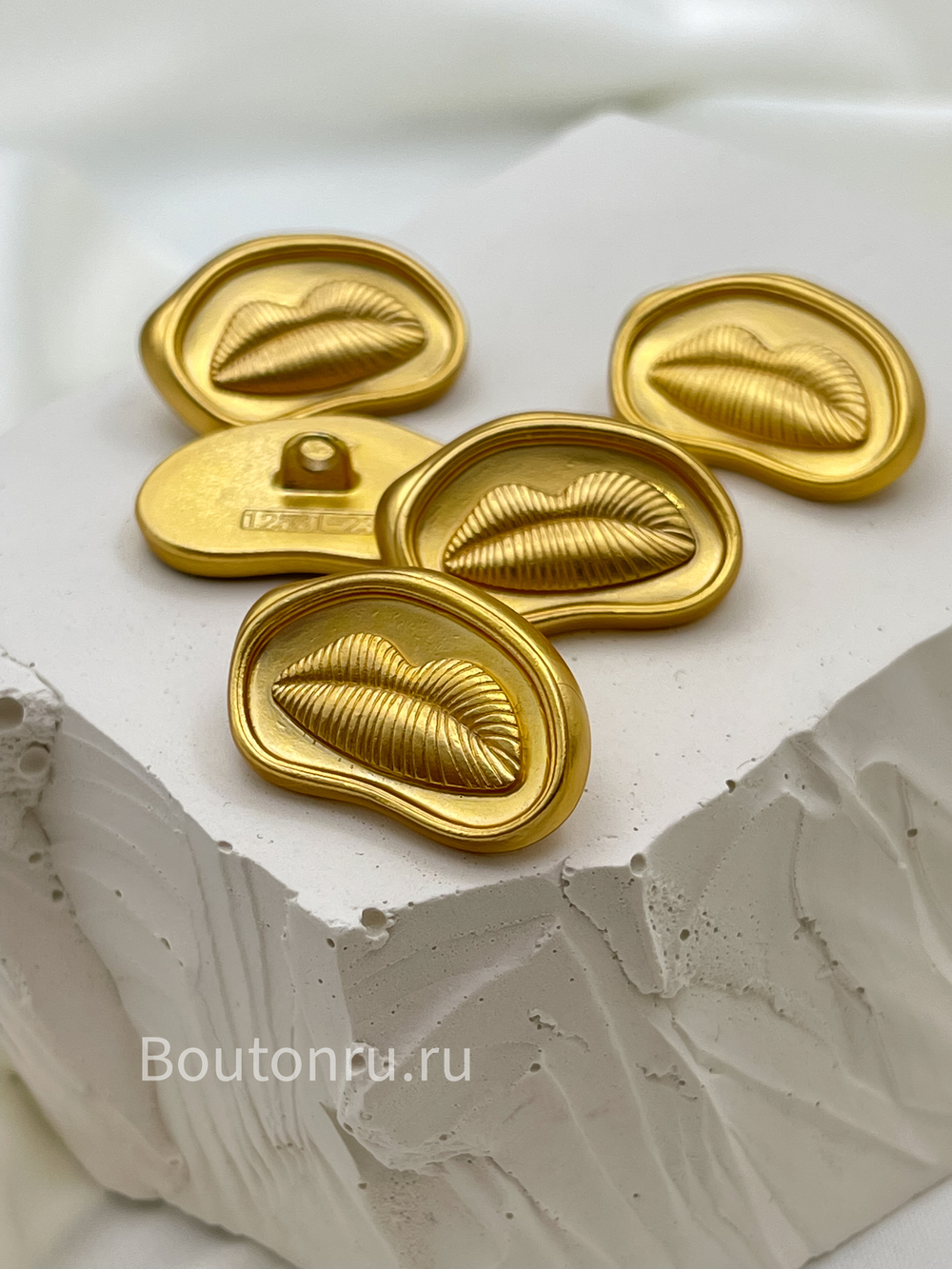 Пуговицы золотистые Скиап. "Губы"