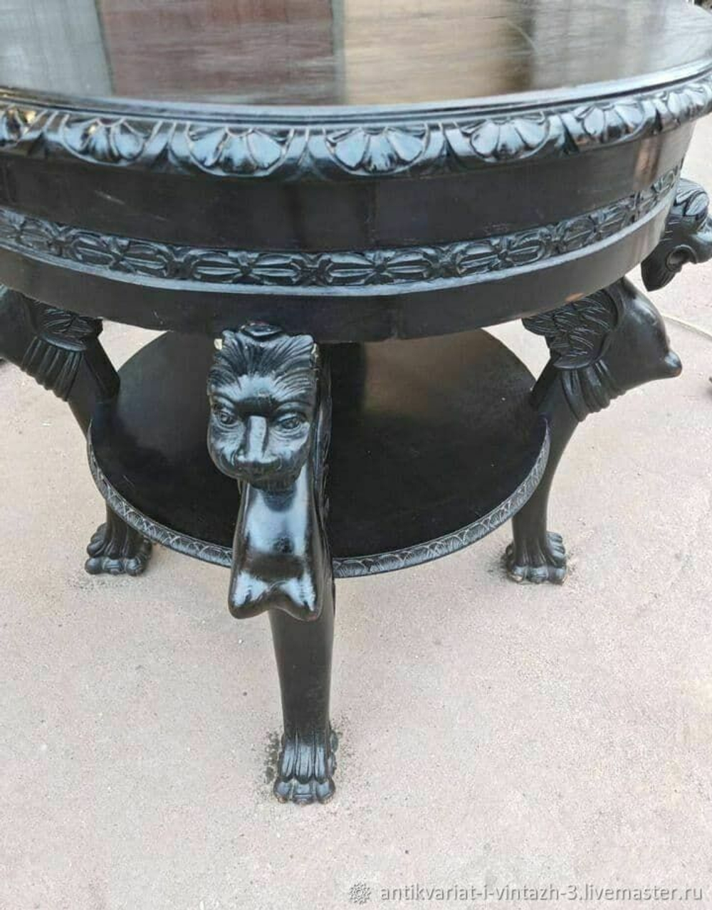 Круглый старинный столик