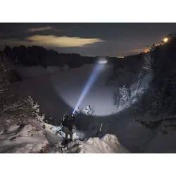 Поисковый фонарь Armytek Barracuda Pro Max Magnet USB - подсвечивание зимнего пейзажа ночью